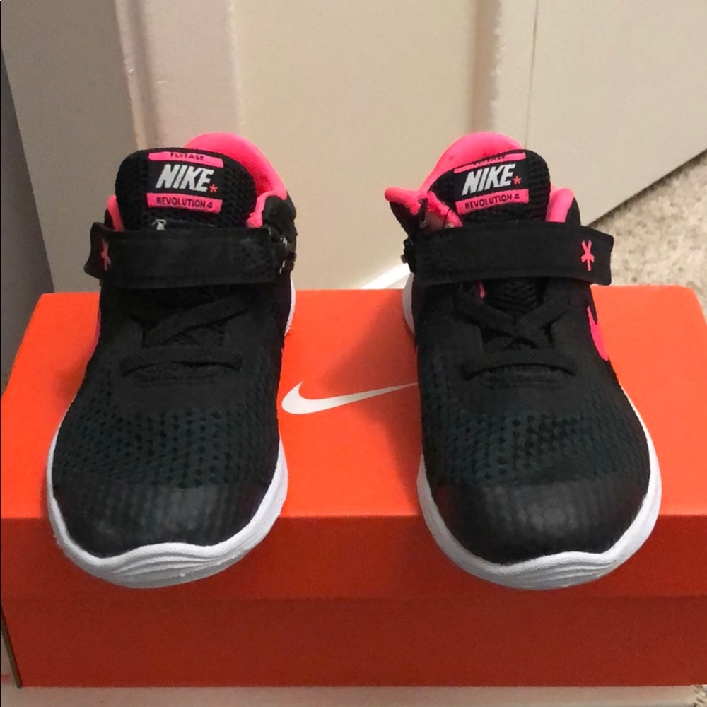 Girls pink nike shoes